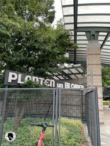 What to do in Hamburg - image of the gates to the Planten un Blomen (botanical gardens)