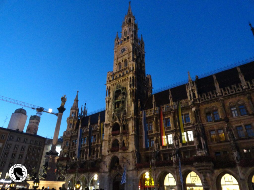 Neues Rathaus at dusk