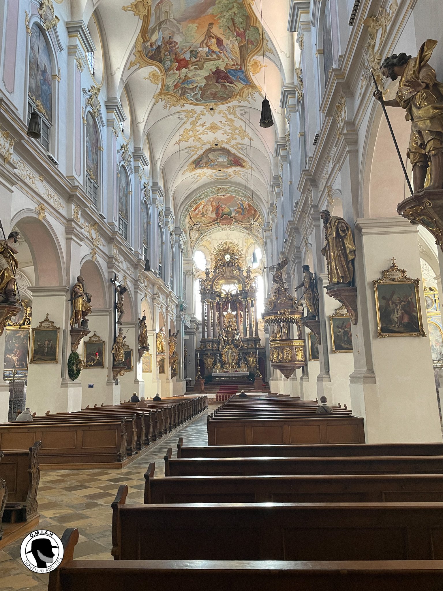 Der Alter Peter interior