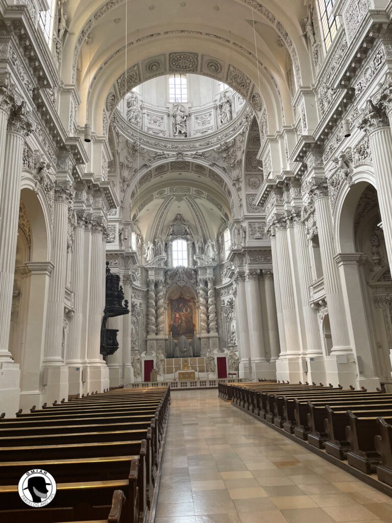 Theatinerkirche altar