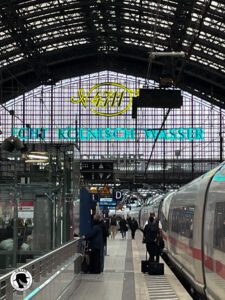 Image of the platform of the Cologne train station. 