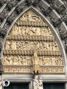 Image of the detailed arch above the main doors of the Cologne Cathedral