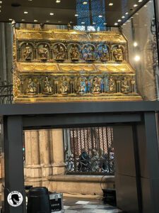 detailed gold case in the Cologne Cathedral