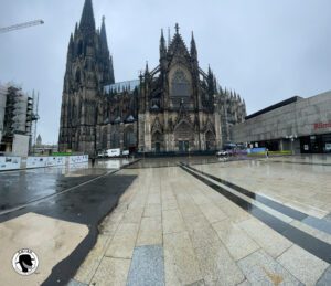 Image of the Cologne Cathedral from the side.