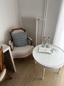 chair and table in room at hotel Eden Palace Du Lac